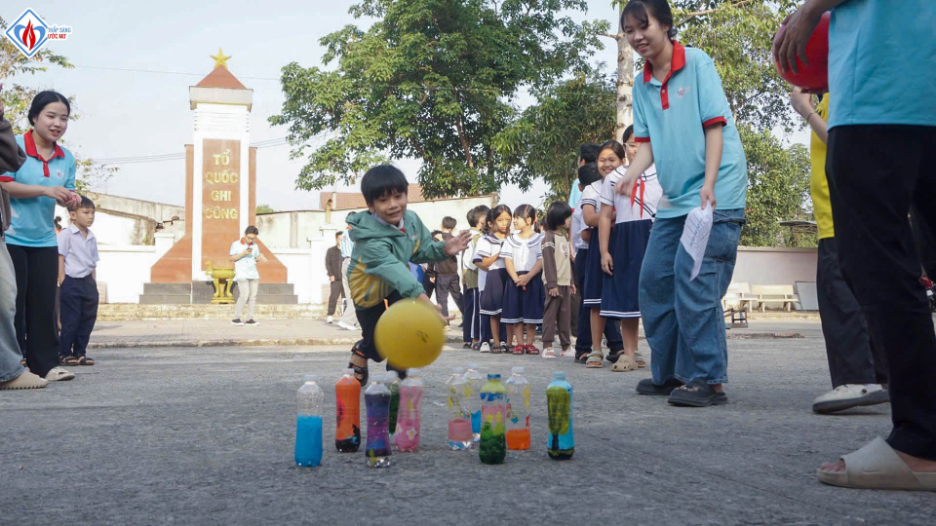 Hình 1: Tổ chức các trò chơi tập thể và các hoạt động chạy trạm cho các em học sinh tại phường Tân Thành